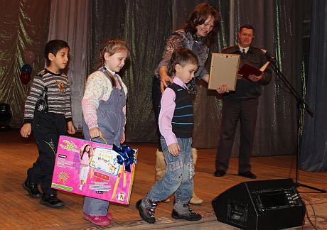 На сцене победители конкурса.